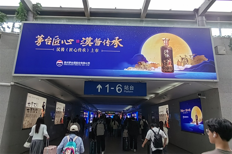 新鄉高鐵站廣告